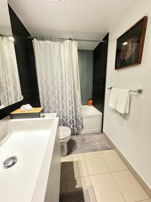One Bed And Den Upscale Comfort With Parking *