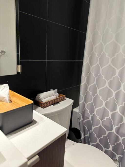 One Bed And Den Upscale Comfort With Parking