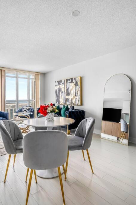 One Bed And Den Upscale Comfort With Parking *