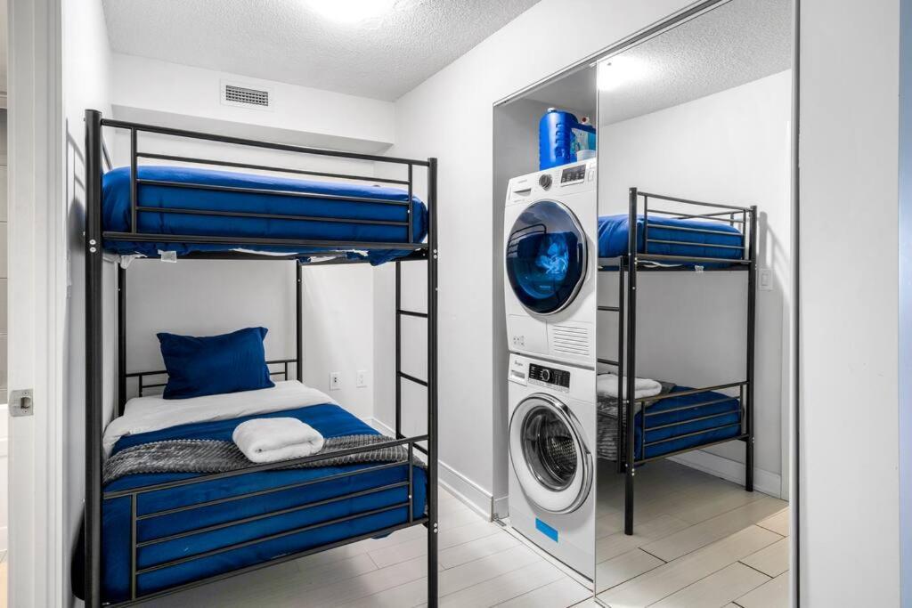 Apartment One Bed And Den Upscale Comfort With Parking