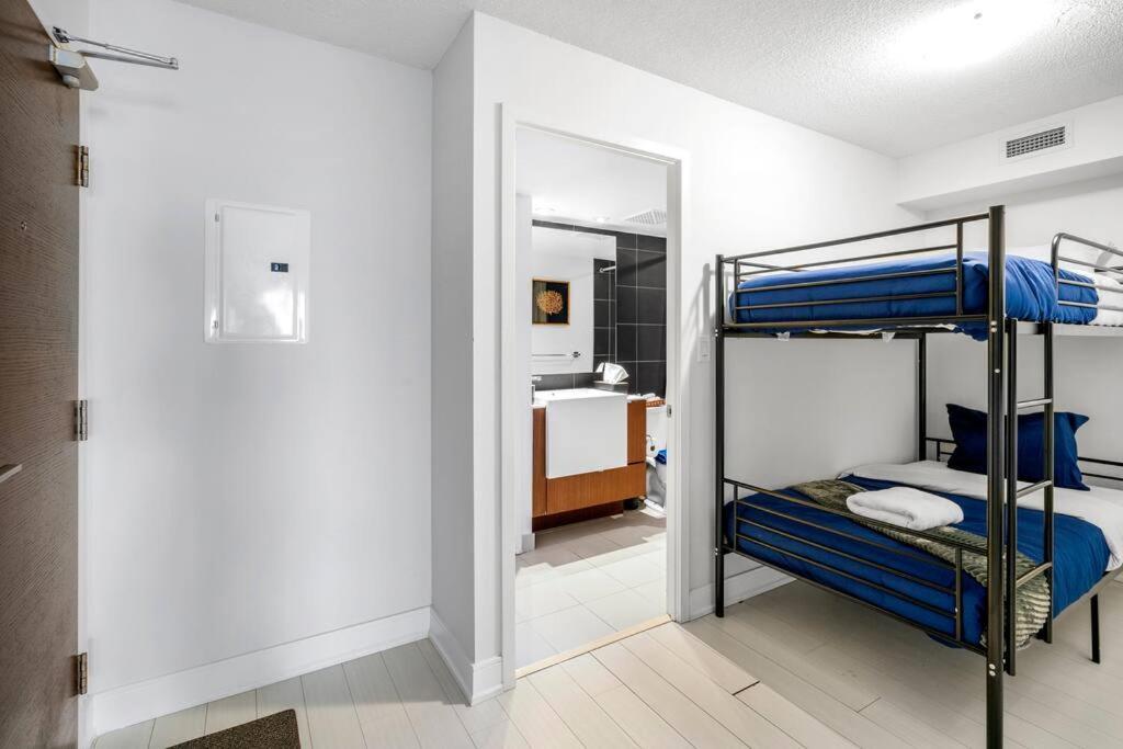One Bed And Den Upscale Comfort With Parking *