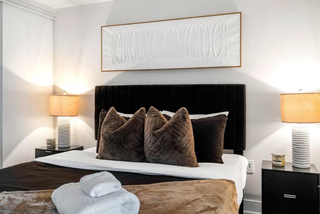 One Bed And Den Upscale Comfort With Parking
