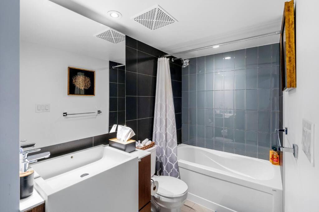 One Bed And Den Upscale Comfort With Parking * Toronto