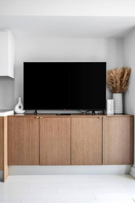 Apartment One Bed And Den Upscale Comfort With Parking