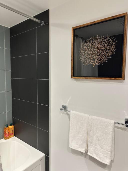 One Bed And Den Upscale Comfort With Parking Toronto
