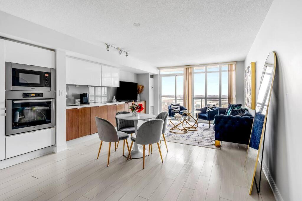 Apartment One Bed And Den Upscale Comfort With Parking *