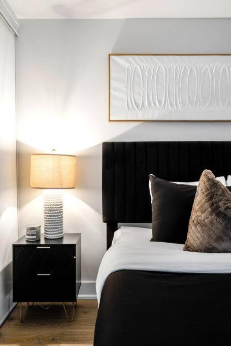 One Bed And Den Upscale Comfort With Parking *