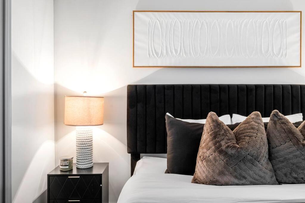 Apartment One Bed And Den Upscale Comfort With Parking Toronto