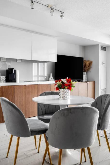 One Bed And Den Upscale Comfort With Parking *