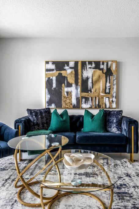 One Bed And Den Upscale Comfort With Parking