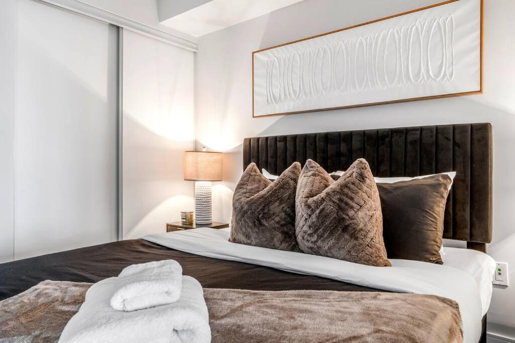 Apartment One Bed And Den Upscale Comfort With Parking *
