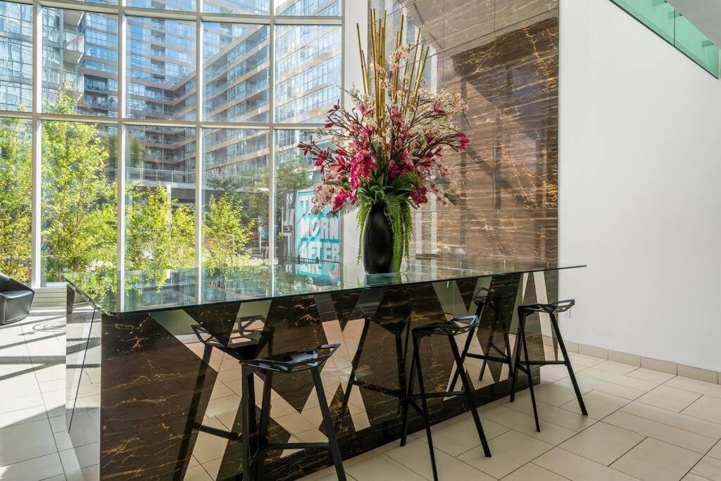 One Bed And Den Upscale Comfort With Parking Apartment *