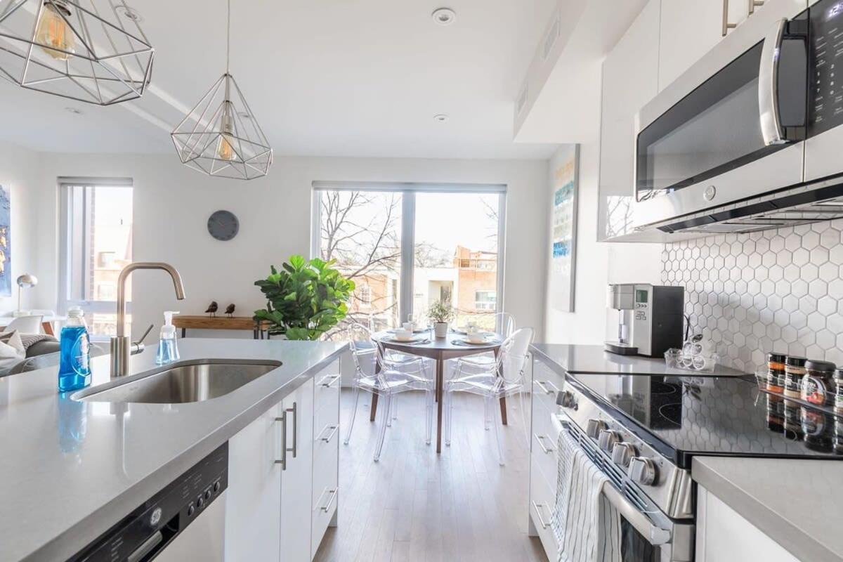 Apartment Spacious Unit In High Park North