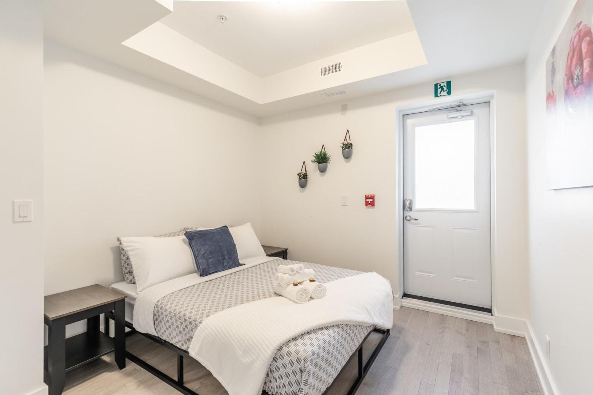 Apartment Spacious Unit In High Park North *