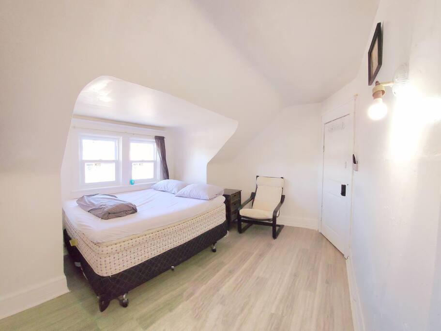 Homestay Affordable Double With Netflix, Laundry, Amenities And Self Check-in Toronto