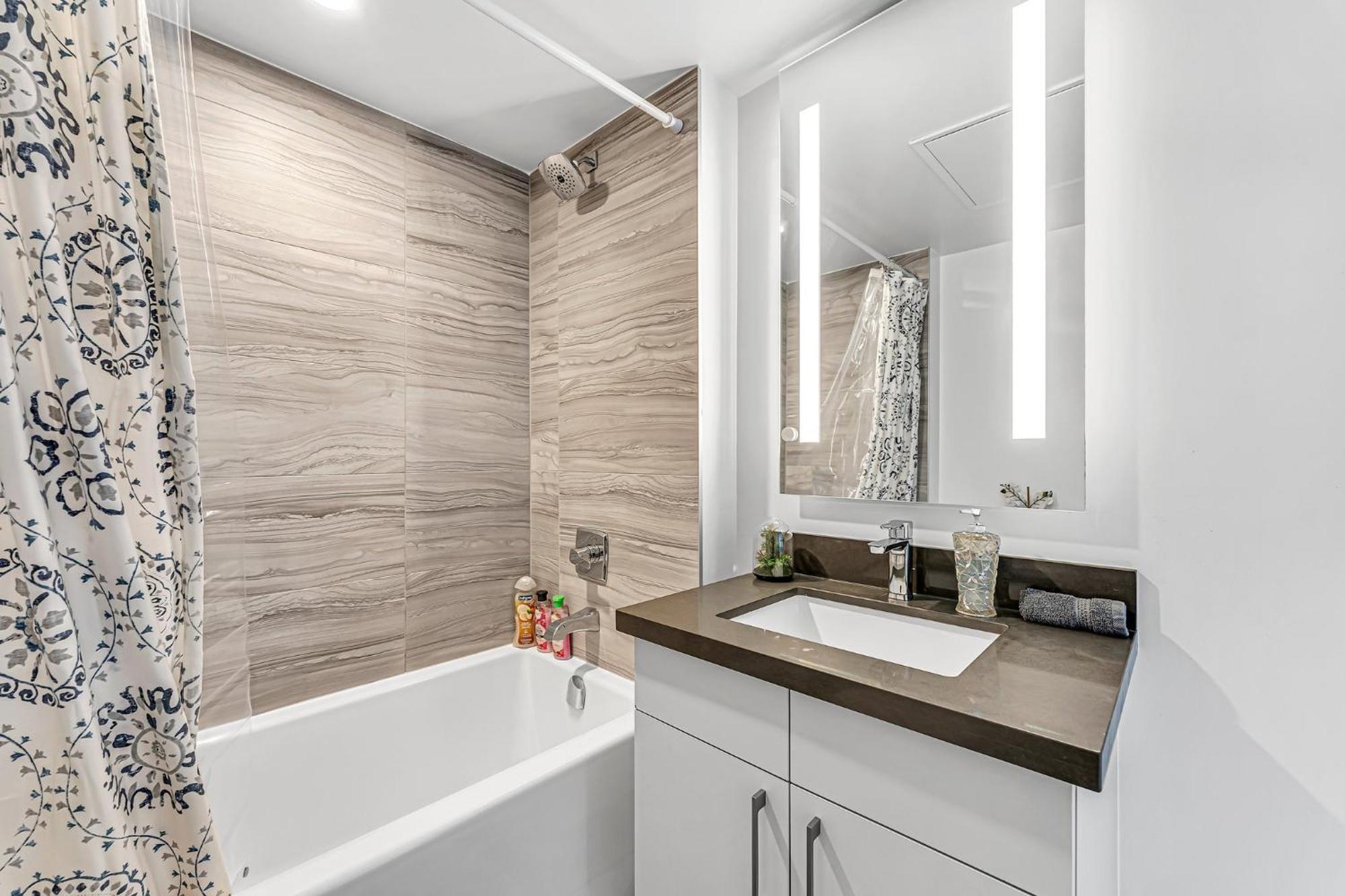 Executive 1 Bedroom Close To Four Seasons Yorkville! Apartment
