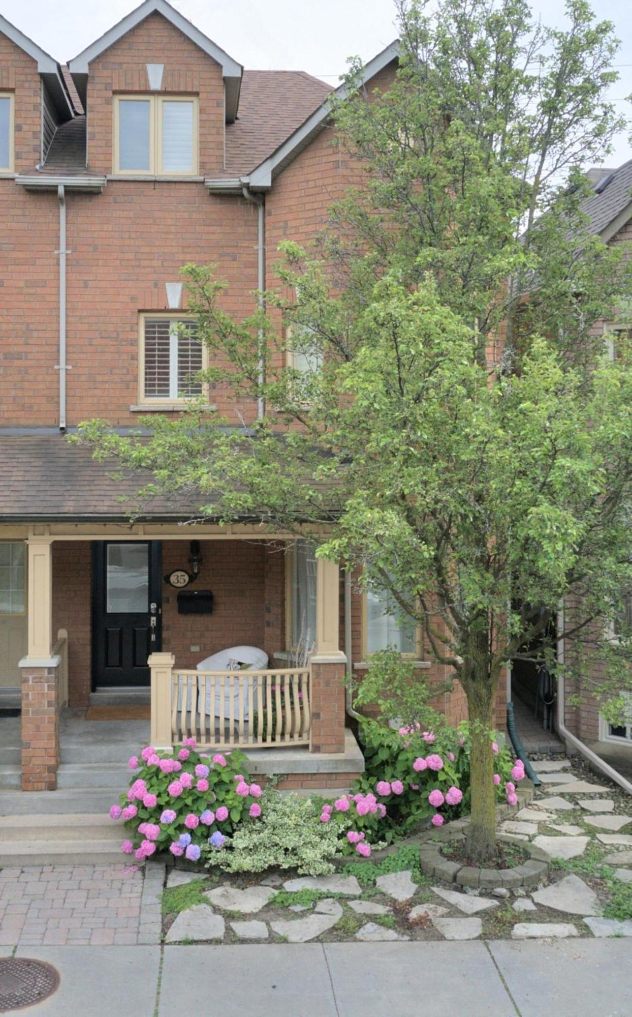 Welcome Home! Acores Bed & Breakfast Toronto