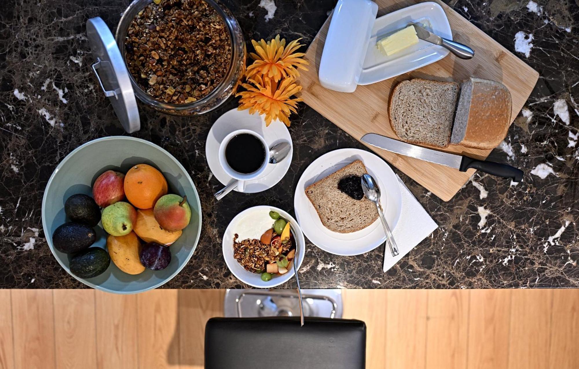 Welcome Home! Acores Bed & Breakfast Toronto