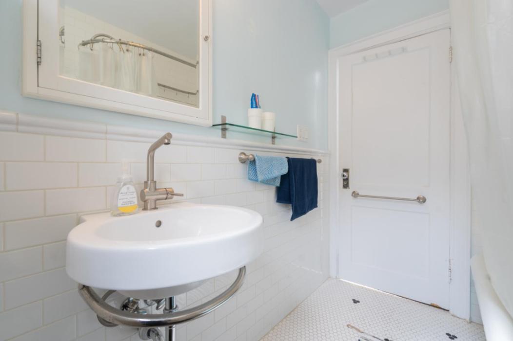 Bright And Quiet Bedroom Near Subway, Koreatown And Uoft *