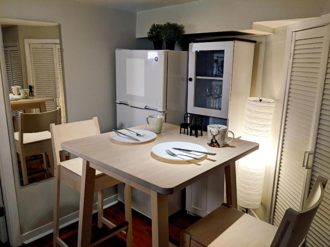 Charming Basement With Private Entrance Near Subway, Koreatown & Uoft Guest house *