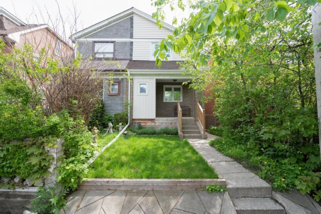 Guest house Charming Basement With Private Entrance Near Subway, Koreatown & Uoft *