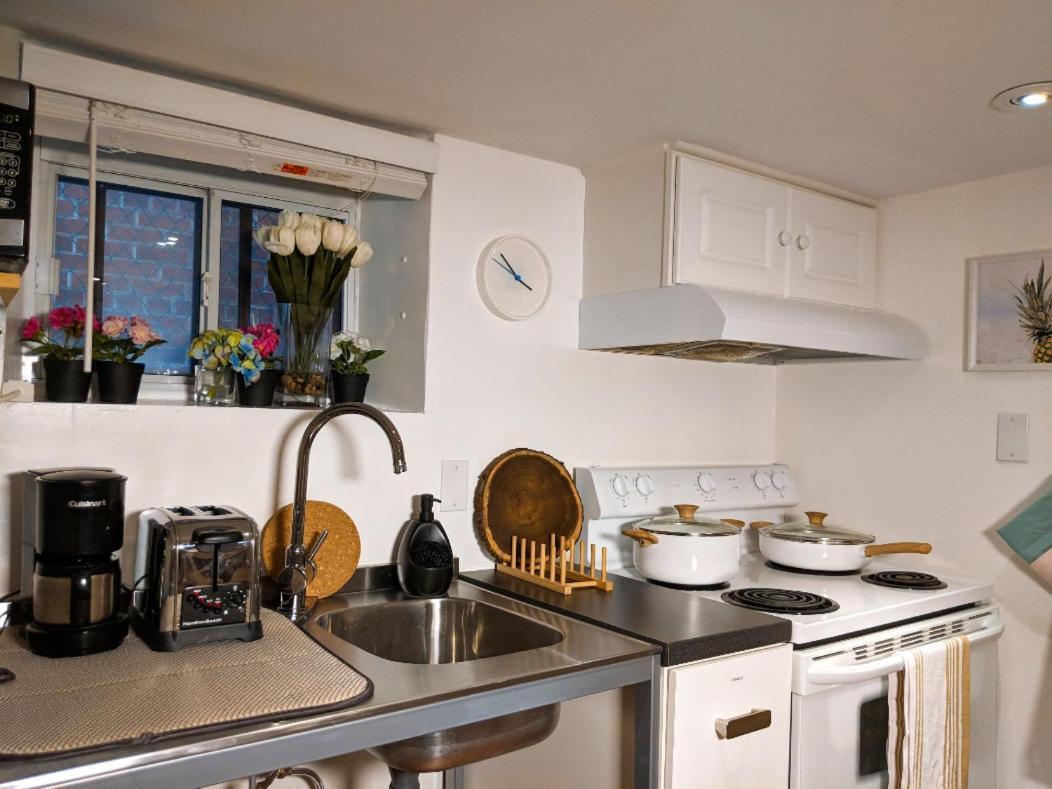 Guest house Charming Basement With Private Entrance Near Subway, Koreatown & Uoft *