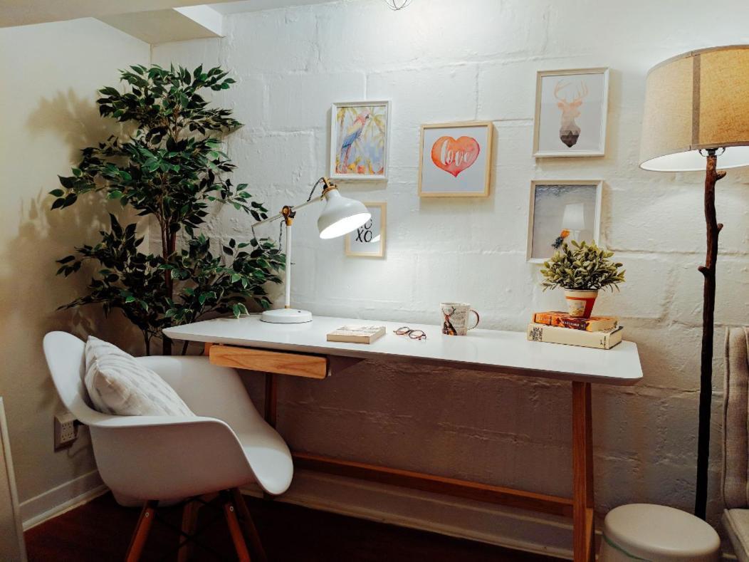 Charming Basement With Private Entrance Near Subway, Koreatown & Uoft Guest house *