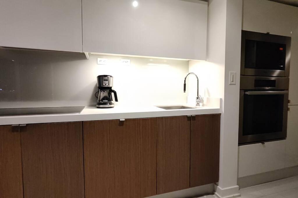 Condo-walking Distance To Cn Tower, Rogers Centre, Scotiabank Arena