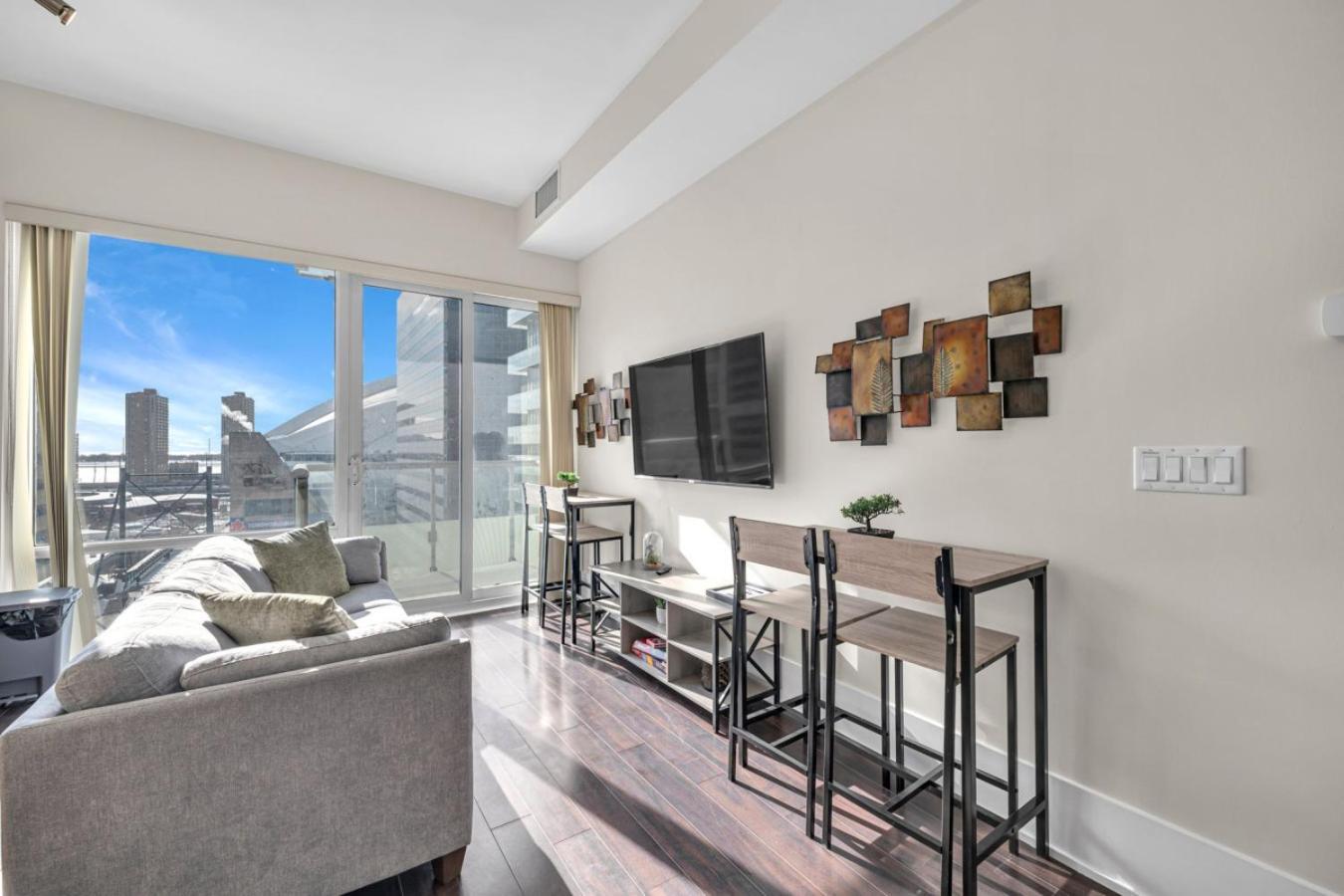 Cn Tower View 2 Bed Near Rogers Centre, Scotiabank, Mtcc Toronto