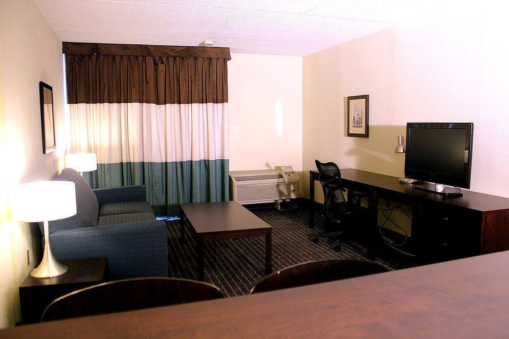 Edward North York Hotel
