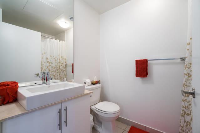 Stylish & 1 Min From Union Station!! Apartment *