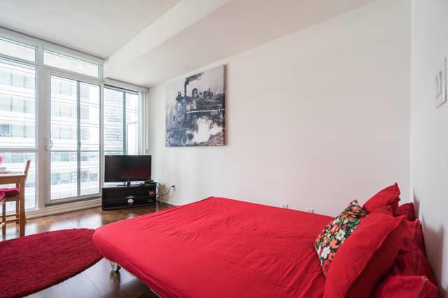 Stylish & 1 Min From Union Station!! Apartment *